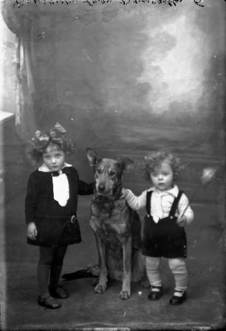 Deux enfants avec un chien. L. B. Boujeailles