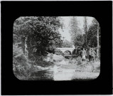 Reproduction d'une vue intitulée "Paysage près de Vannes", trois militaires prennent la pose près d'un petit pont.
