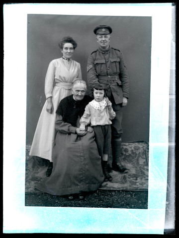 Portrait de famille avec un militaire canadien.