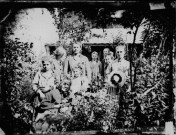 Personnes dans un jardin