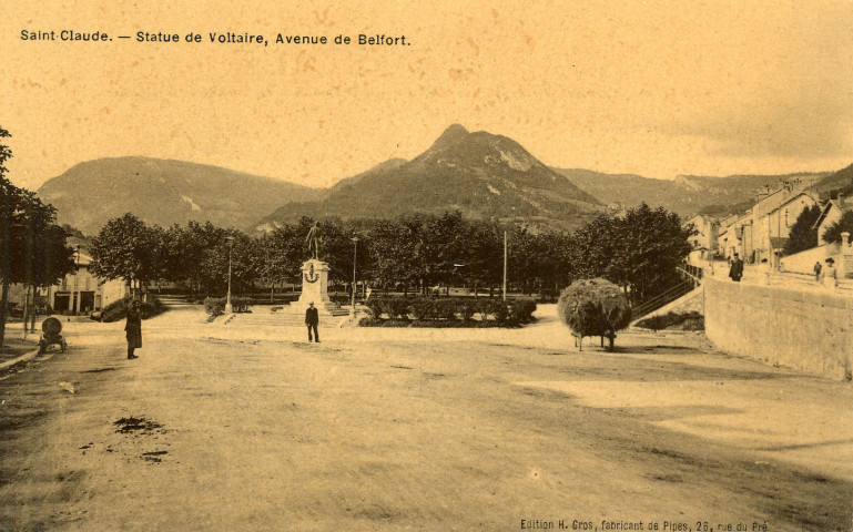 Saint-Claude (Jura). La statue de Voltaire, avenue de Belfort. H. Gros, fabricant de pipes.