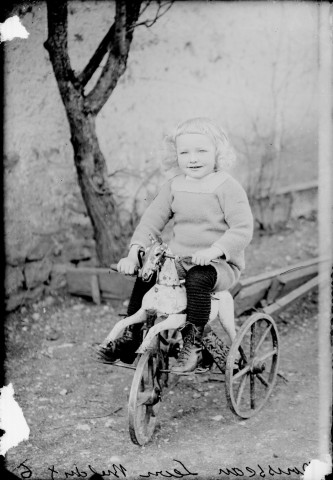 Enfant Léon Rousseau sur son tricycle. Bief-du-Fourg