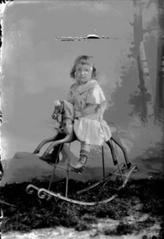 Enfant sur un cheval à bascule