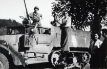 Andelot-en-Montagne (Jura). La libération en septembre 1944. Un soldat et des hommes sur un camion. Genlis (21), Optique Sociale.
