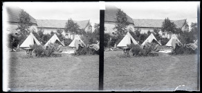 Soldats canadiens à Vers-en-Montagne pour l'exploitation des bois de la Fresse : camp de tentes près de la ferme du Parc.
