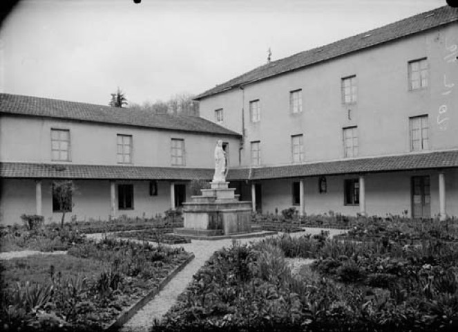 Cour intérieure, statue de l'Asile du Sacré-Coeur de Marsonnas. Aromas