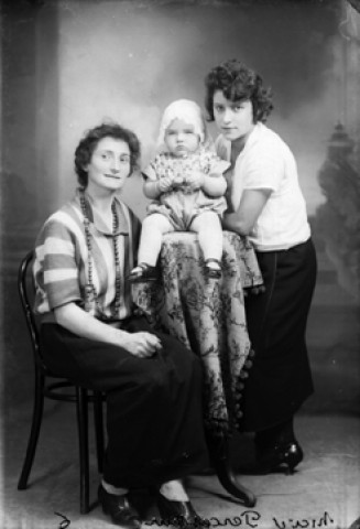 Deux femmes Nicod avec un enfant. Percepteur