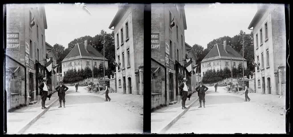 Promeneurs dans une rue pavoisée.