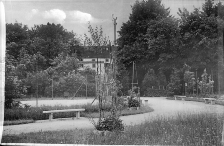 Un terrain de tennis dans un parc
