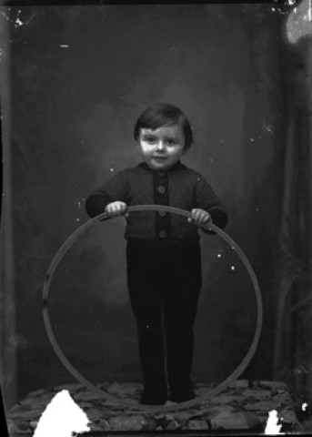 Enfant avec un cerceau