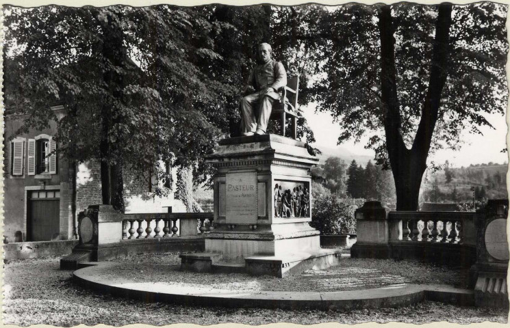 Arbois. Le Monument Pasteur (Jura). Dole (Jura), E. Protet.