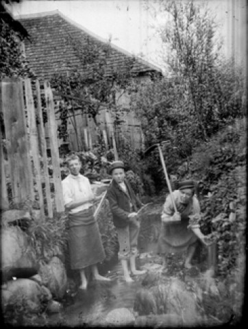 Trois hommes au jardin