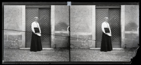 Portrait d'Agathe Coutemoine tenant un journal devant une porte.