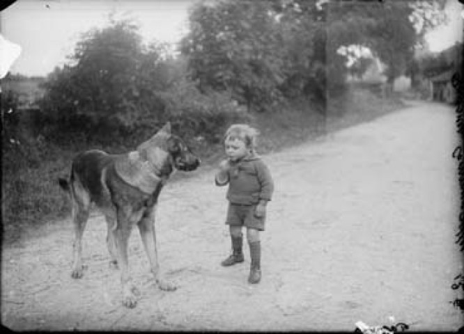 Un efant Pagnier avec un chien. Communailles