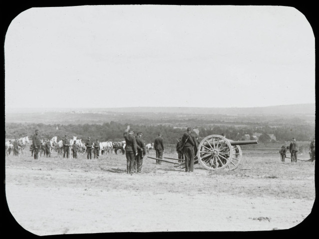 Reproduction d'une vue d'une manœuvre d'artillerie.