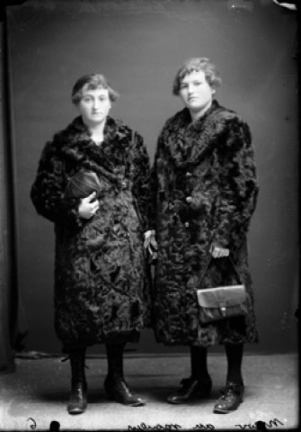 Deux jeunes filles Nicod. Moulin