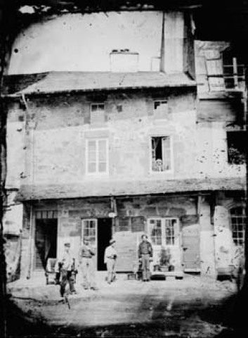 Personnes devant une maison