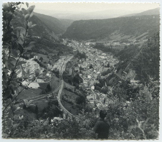 Vue prise à Morbier au-dessus du viaduc vers Morez.