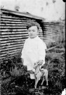 Enfant Rousseau avec un petit cheval en bois. Tabac. Bief-du-Fourg