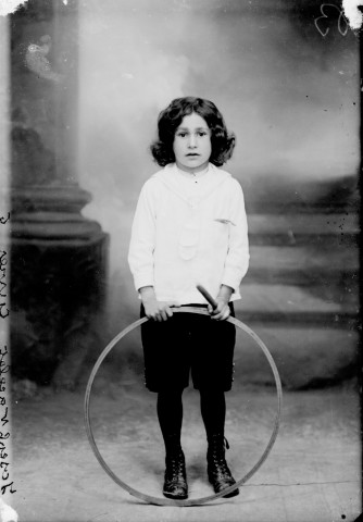 Enfant J. V. avec un cerceau. Cuvier