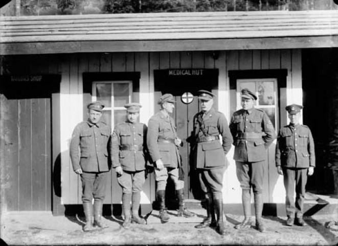 Groupe de militaires canadiens devant l'hopital