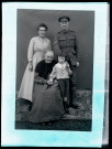 Portrait de famille avec un militaire canadien.