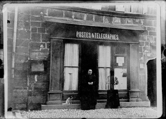 Femme devant un bureau de poste