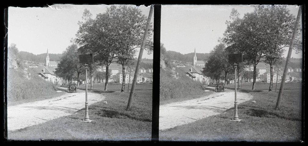 Voiture sortant d'un village suisse.