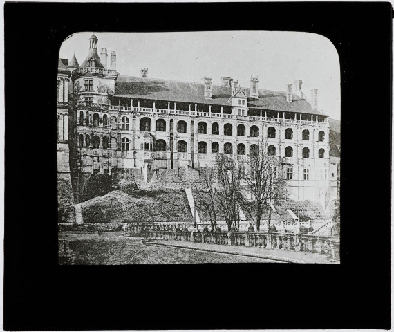 Reproduction d'une vue de face de la façade François Ier du château de Blois.