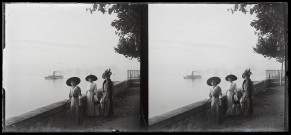 Trois femmes sur les rives du lac Léman, un bateau au loin.