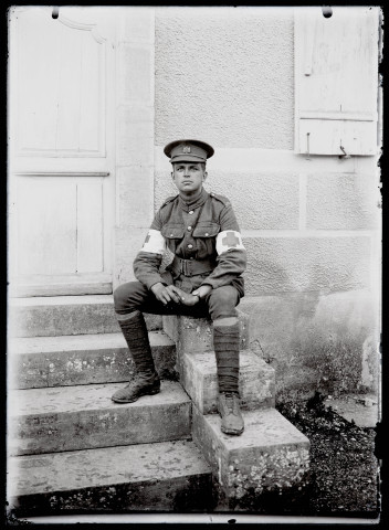 Portraits du Corps des forestiers canadiens et autres troupes : militaire du service médical du 165e bataillon canadien assis sur une marche.