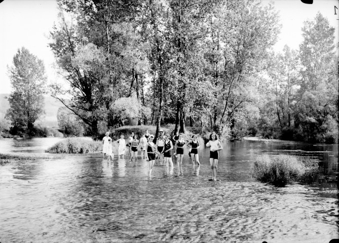 Personnes se baignant dans une rivière