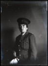 Portrait d'une femme en tenue militaire.