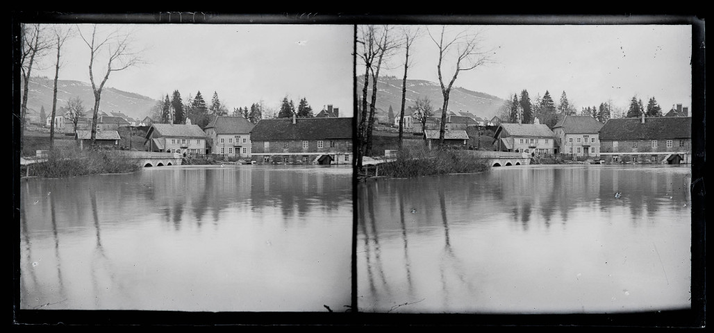 Habitations au bord d'un cours d'eau vers La Mure ou Le Bourg-d'Oisans.