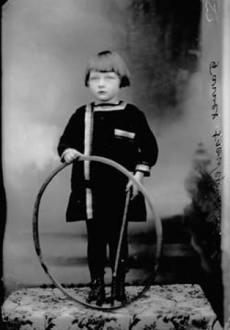 Enfant avec un cerceau. Froidefontaine