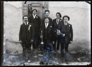 Portrait de groupe de six jeunes conscrits tenant des clairons, dont Gabriel Tribut et Robert Putod.