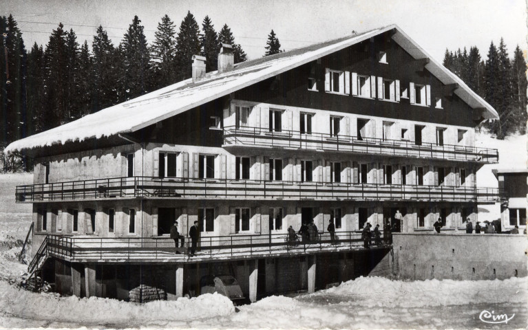 Lamoura (Jura). 12. La Combe du Lac, alt. 1156m., l'école des Neiges. Mâcon (Saône-et-Loire), "cim", imprimerie Combier.