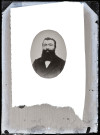 Reproduction détourée du portrait en buste d'un homme barbu.