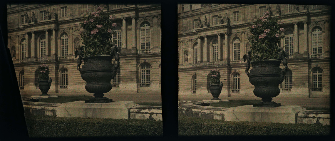 Château de Versailles, vase fleuri aux anses formées de sphinx.