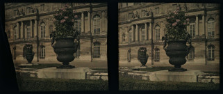 Château de Versailles, vase fleuri aux anses formées de sphinx.