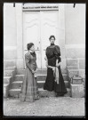 Portrait de deux femmes, l'une portant une étole et l'autre tenant un livre, sur les marches du pensionnat de jeunes filles rue du Tatet à Vers-en-Montagne.