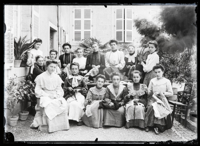 Groupe de jeunes couturières posant en extérieur.