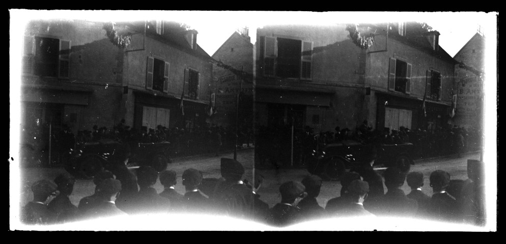Fêtes de Pasteur et réception du Président de la République, Monsieur Millerand, à Lons-le-Saunier : passage de l'automobile du Président.