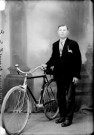 Homme Pronkierviek avec son vélo. Esserval