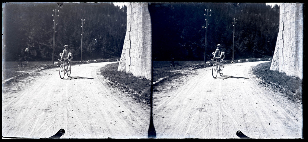 Homme roulant à bicyclette sans les pieds.