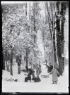 Jeunes filles posant avec des luges et des boules de neige dans le parc de l'école Saint-Laurent de Vers-en-Montagne.