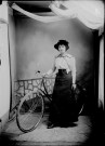 Femme avec son vélo