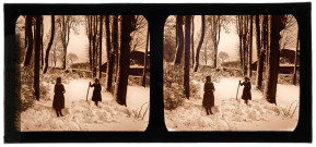 Deux jeunes femmes dans la grande allée enneigée du Parc Nazareth de Vers-en-Montagne.