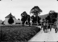 Boeuf tirant une charrette à l'entrée d'un village