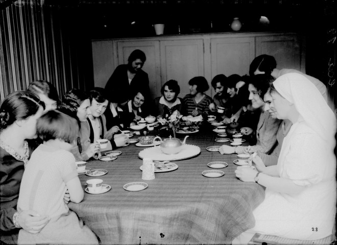 Ecole de jeunes filles. Dijon. Jeunes filles buvant le café